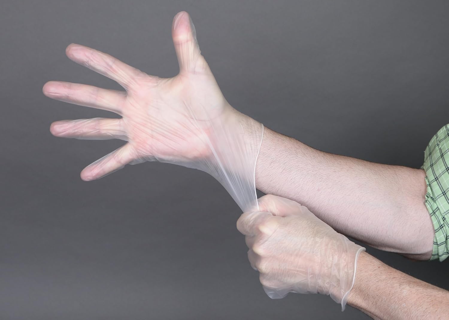 AmazonBasics Daxwell Vinyl Gloves Powdered 1